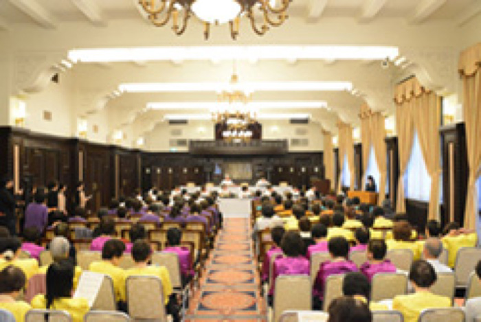 外観はもちろん室内から廊下まで重厚な趣の学士会館