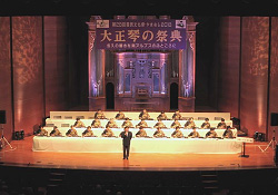 パイプオルガンをバックにした舞台