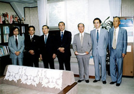 設立許可証を受取る琴伝流初代会長 (右から3人目) 設立許可証を受取る琴伝流初代会長(右から3人目)