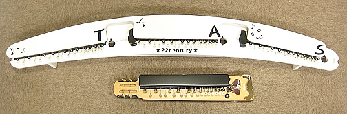 22世紀100年後の大正琴(下は通常のソプラノ大正琴) 22世紀100年後の大正琴(下は通常のソプラノ大正琴)