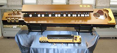 全長2.1mのギネス世界記録認定「世界一大きな大正琴」 全長2.1mのギネス世界記録認定「世界一大きな大正琴」