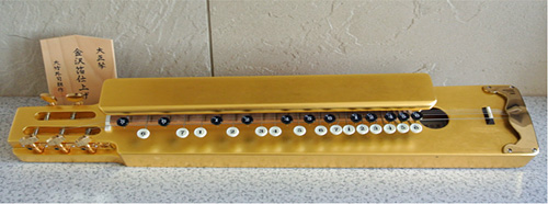 オール金箔貼りの豪華な「金箔大正琴」 オール金箔貼りの豪華な「金箔大正琴」