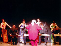 大正琴で舞台が盛り上がる一コマ 大正琴で舞台が盛り上がる一コマ