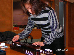 寄贈された大正琴を弾く夏川りみさん 寄贈された大正琴を弾く夏川りみさん