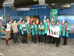 番組の終わりに手を振る出演者 番組の終わりに手を振る出演者