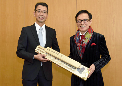 「襟裳岬」を歌う森進一さんp_taisho14-1 「襟裳岬」を歌う森進一さん