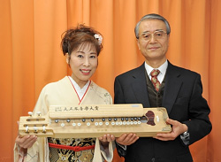 「津軽の花」を歌う原田悠里さん 「津軽の花」を歌う原田悠里さん