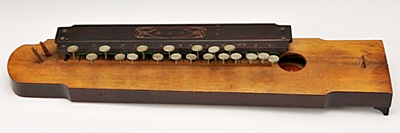 大正3年に天皇陛下に献上された天覧大正琴(短尺)