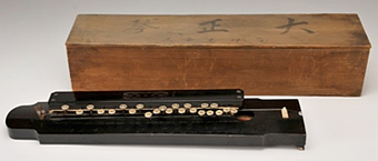 天覧大正琴(普通尺)の黒塗りタイプ