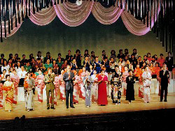 出演者全員が舞台に揃いエンディング 出演者全員が舞台に揃いエンディング