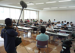 大正琴の講習風景を見学する田中健さん 大正琴の講習風景を見学する田中健さん