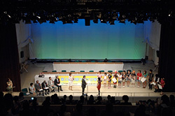 作曲家の中村泰志さんから表彰状の授与