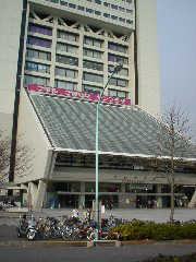 会場の中野サンプラザ