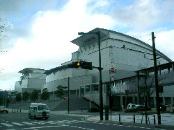 琵琶湖のほとりにそびえる会場