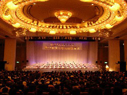 豪華なパーティーホールでの演奏会