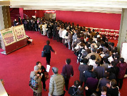 入口前には開場時間前から長い列が