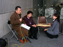 ＭＢＳラジオの中継で大正琴をＰＲ