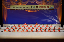 富士山まで届けと心を込めて演奏