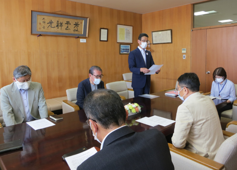 伊藤市長を前に要望書を読み上げる琴伝流会長 伊藤市長を前に要望書を読み上げる琴伝流会長