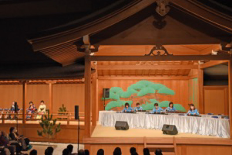 能舞台に響き渡る大正琴アンサンブル 能舞台に響き渡る大正琴アンサンブル