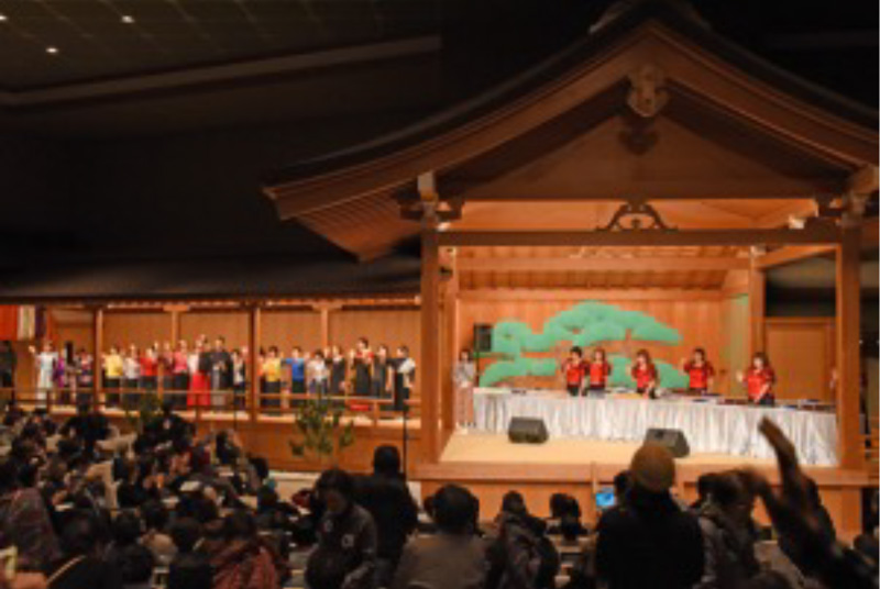 橋掛かりにグループ代表が整列しフィナーレ 橋掛かりにグループ代表が整列しフィナーレ