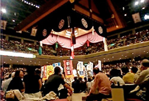 土俵を回る琴伝流の懸賞旗 土俵を回る琴伝流の懸賞旗