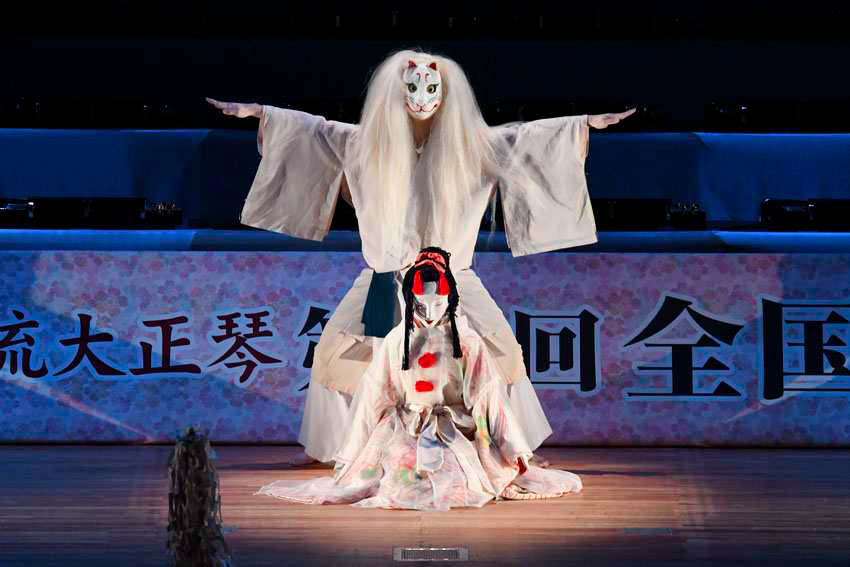 百鬼ゆめひなさんの等身大の人形舞台