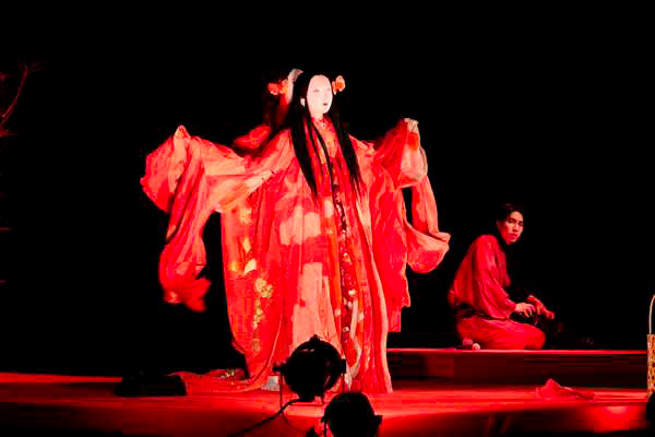 舞台版「共鏡」の幻想的な世界 舞台版「共鏡」の幻想的な世界