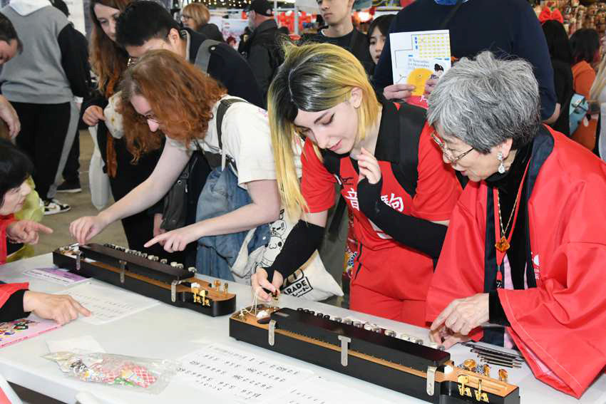 体験ブースはフランスの若者で大賑わい