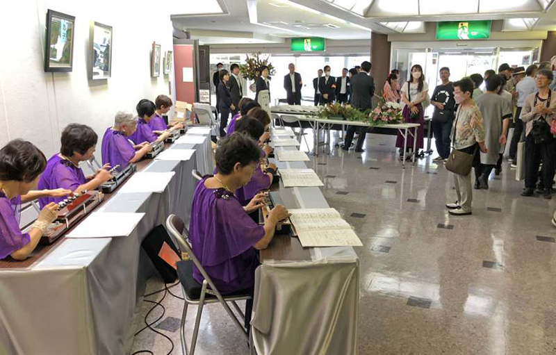 竹下景子村長に感謝の言葉をいただいたロビー演奏 竹下景子村長に感謝の言葉をいただいたロビー演奏